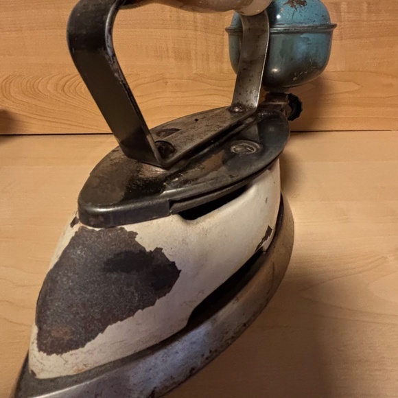 Vintage Coleman Gas Iron with Pump - Picture 4 of 9